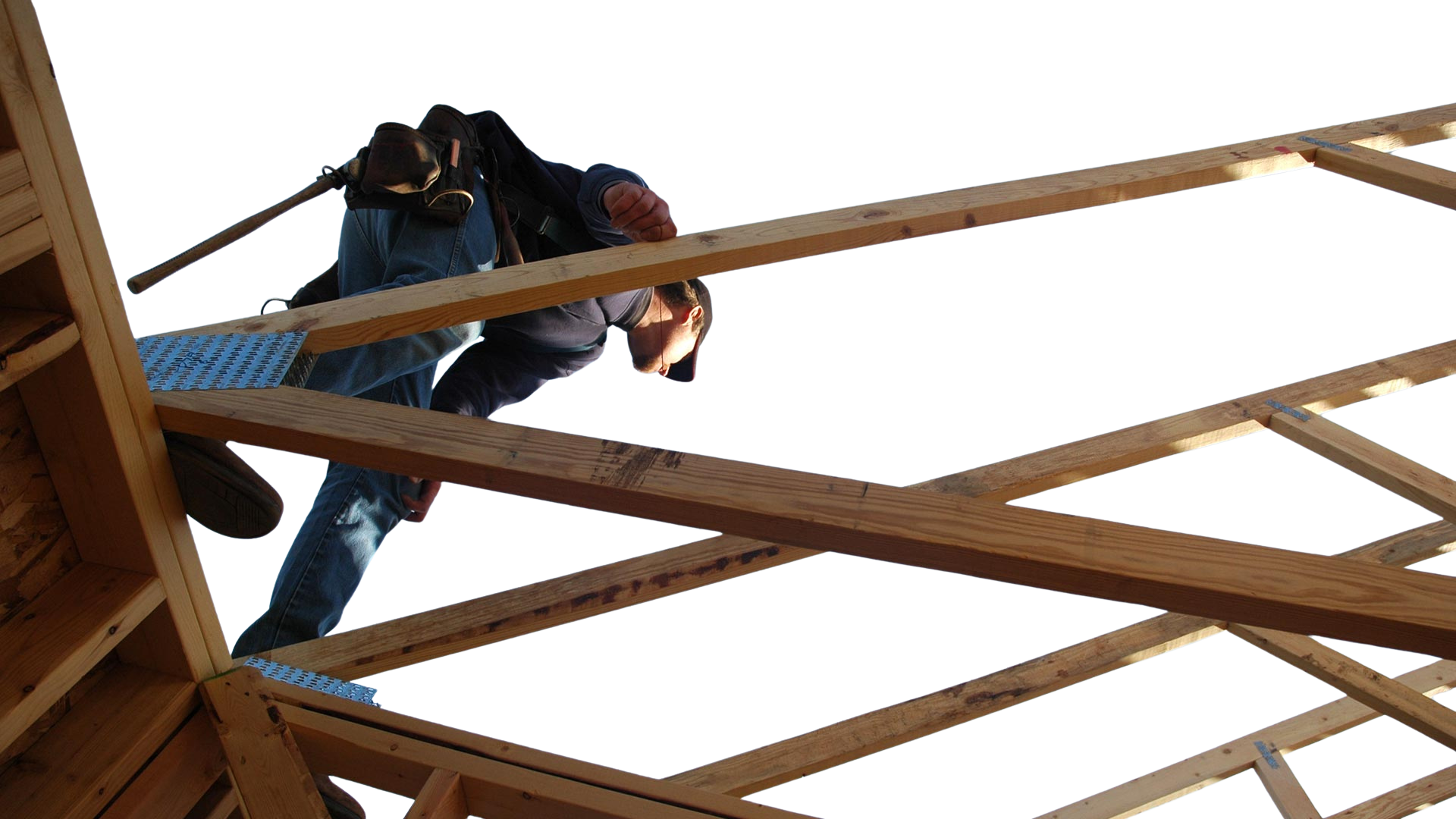 Tømrer arbejder på tagkonstruktion med træbjælker
