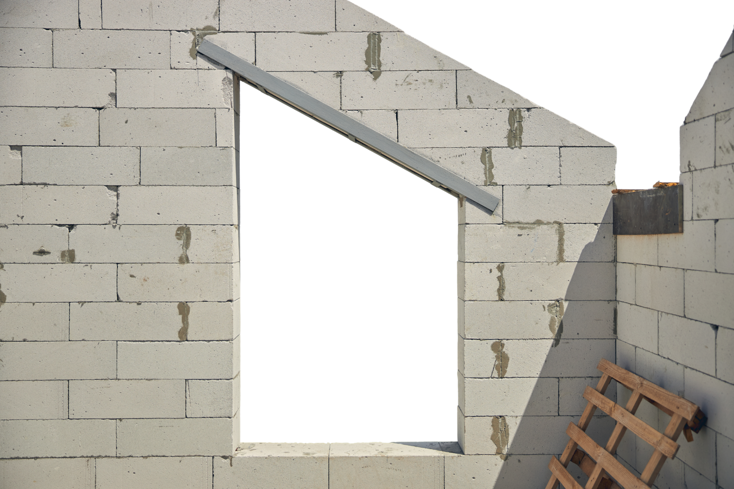 Ufærdig mur med skrå døråbning i betonblokke